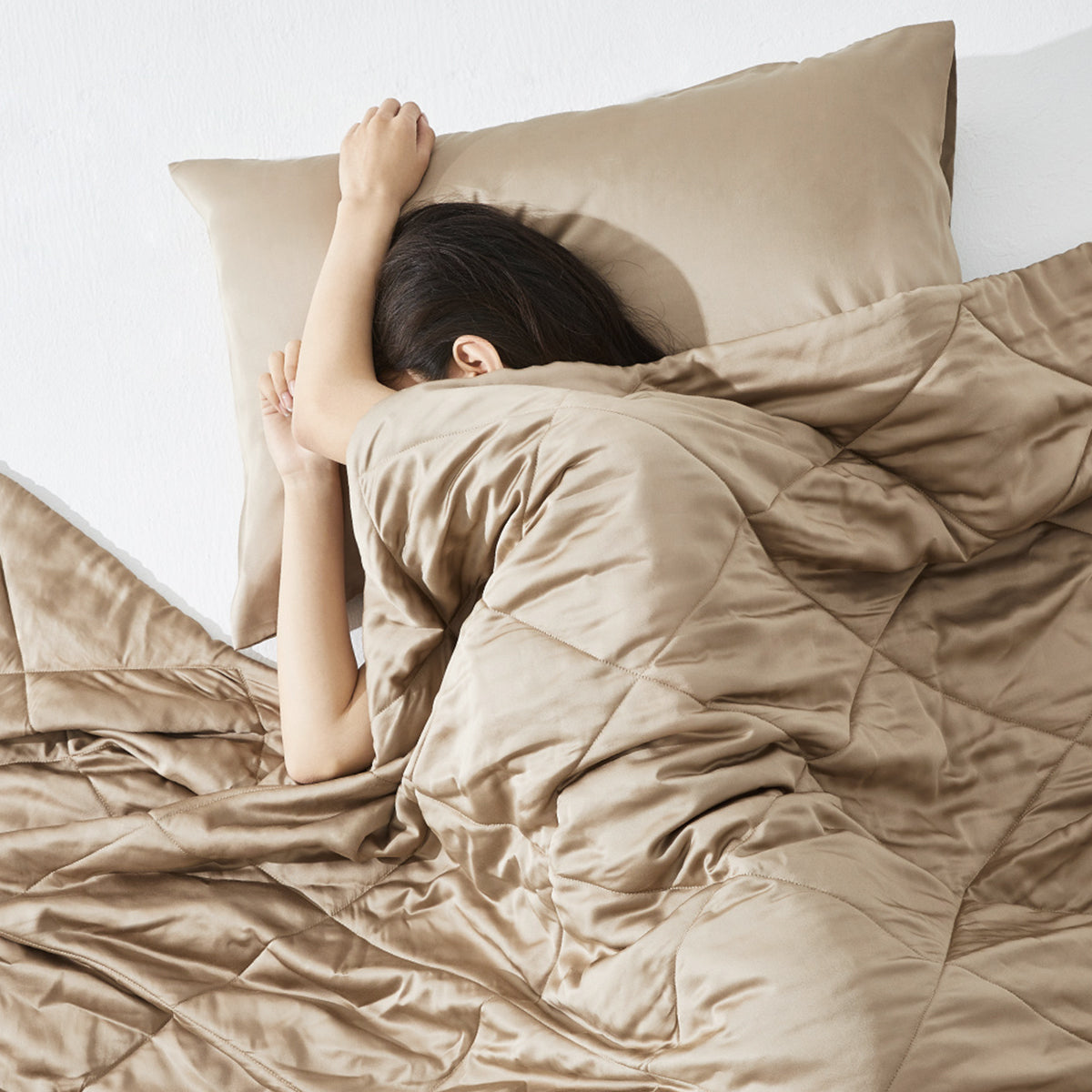 sleep with Zonli cooling comforter